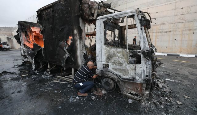 İsrailli yerleşimciler Batı Şeria'da Filistinlilere ait araçları ve tarım arazilerini ateşe verdi