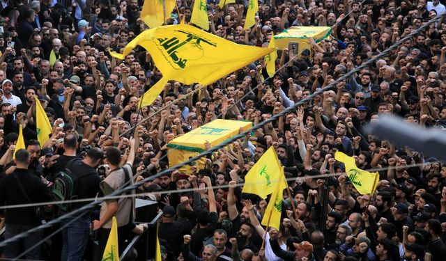 Lübnan'daki İsrail saldırısında hayatını kaybeden Hizbullah komutanı için cenaze töreni düzenlendi