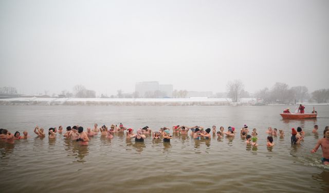 Polonya'nın başkenti Varşova'da soğuk suda yüzme sezonu başladı