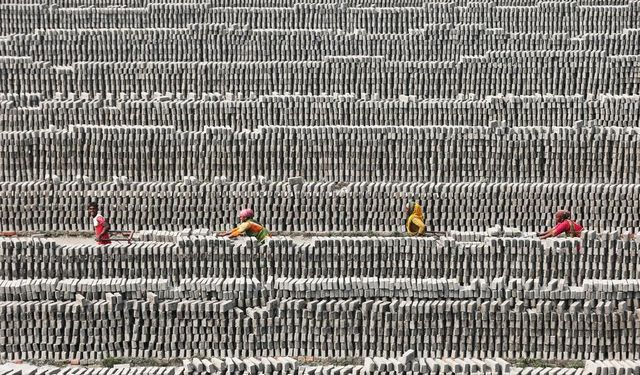 Bangladeş'te tuğla fabrikalarındaki işçilerin yoğun mesaisi sürüyor