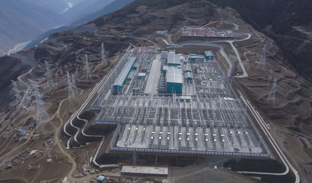 Çin'in Xizang Özerk Bölgesi'nin ilk ultra yüksek gerilim elektrik hattı faaliyete geçti