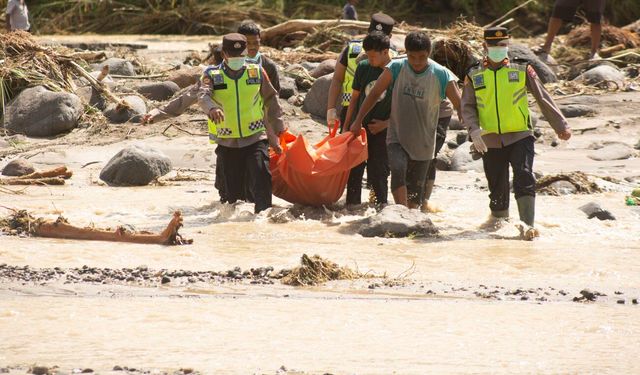 Endonezya'nın Batı Cava eyaletinde yaşanan heyelanda hayatını kaybedenlerin sayısı 25'e yükseldi