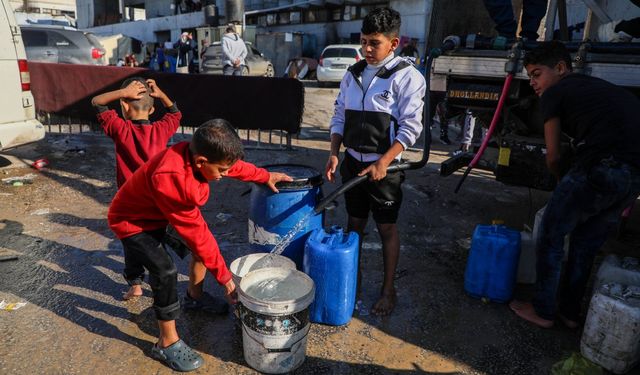 Gazzeli çocuklar, günlük içme suyu ihtiyaçlarını karşılamak için yoğun çaba sarf ediyor