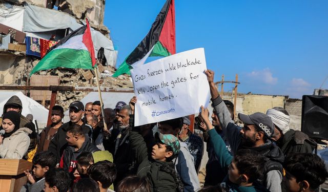 Gazzeliler, zorlu kış şartlarında geçici barınma sağlanması talebiyle protesto düzenledi