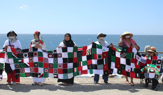 Güney Afrika'nın Cape Town kentinde yüzlerce kişi Filistinlileri desteklemek için insan zinciri oluşturdu