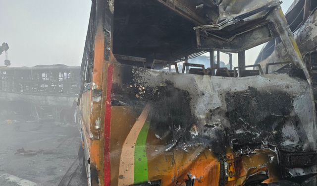 Hindistan'da zincirleme trafik kazası: 15 ölü, 48 yaralı