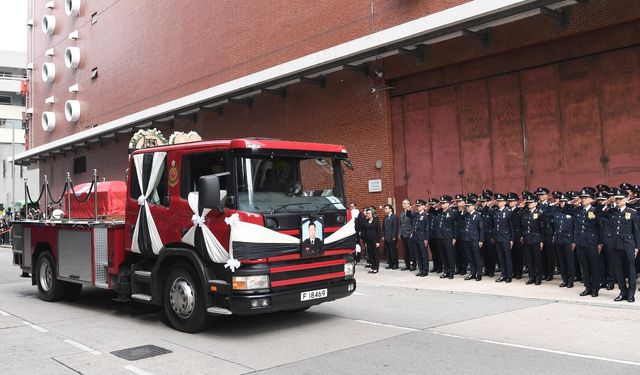Hong Kong'daki büyük yangında hayatını kaybeden itfaiyeci Ho Wai-ho için cenaze töreni düzenlendi