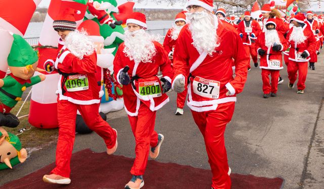 Kanada'da düzenlenen 2025 Noel Baba Koşusu renkli görüntülere sahne oldu