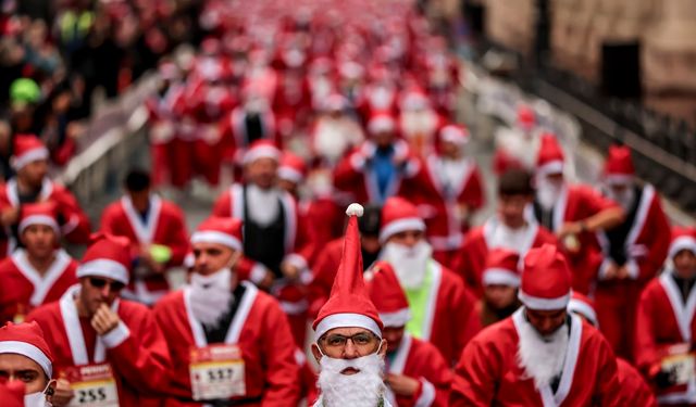 Macaristan'ın başkenti Budapeşte'de geleneksel Noel Baba Koşusu düzenlendi