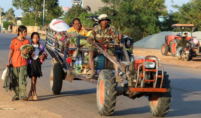 Tayland sınırındaki çatışmalar nedeniyle Kamboçyalı sivillerin güvenli bölgelere tahliyesi sürüyor