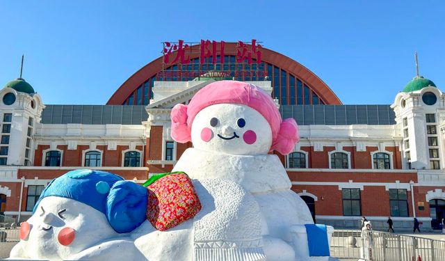 Çin'deki Shenyang Demiryolu İstasyonu'ndaki dev kardan adam ilgi odağı oldu