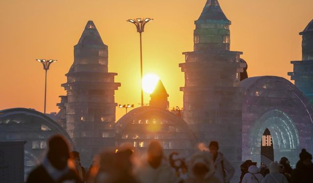 Çin'in Harbin Kar ve Buz Dünyası'nda sergilenen buzdan heykeller yoğun ilgi görüyor
