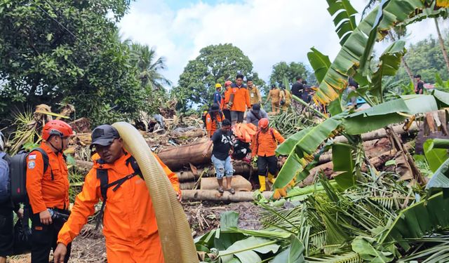 Endonezya'nın Kuzey Sulawesi eyaletini sel vurdu: 16 kişi öldü, 3 kişi kayıp