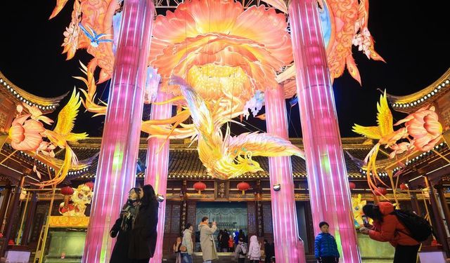 Çin'in Nanjing kentinde düzenlenen fener festivali renkli görüntülere sahne oldu