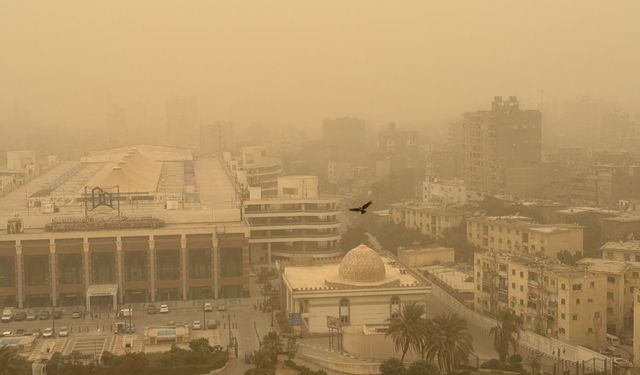 Mısır'ın başkenti Kahire'de kum fırtınası etkili oldu