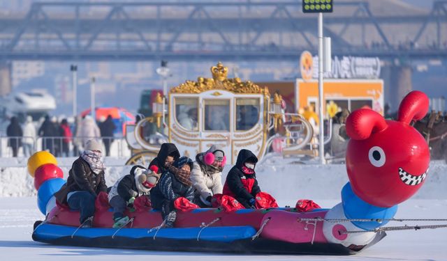Çin'in Songhua Nehri'nin donmuş yüzeyinde yapılan kar temalı etkinlikler yoğun ilgi gördü