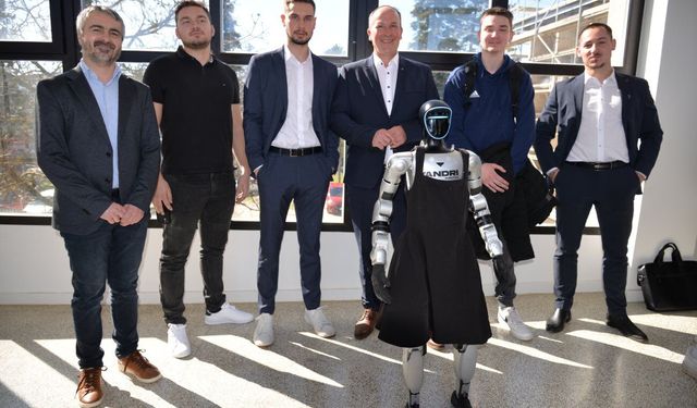 Çinli şirketin geliştirdiği Tonka adlı robot Zagreb'de becerilerini sergiledi