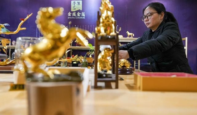 Çin'de geleneksel altın varak sanatı At Yılı tasarımlarıyla canlanıyor