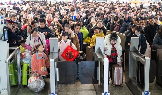 Çin'de Bahar Bayramı seyahat yoğunluğunun ilk haftasında bölgeler arası 1,4 milyardan fazla seyahat yapıldı
