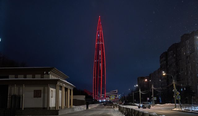 Rusya'nın en yüksek binası Çin Yeni Yılı için kırmızı ışıklarla aydınlatıldı