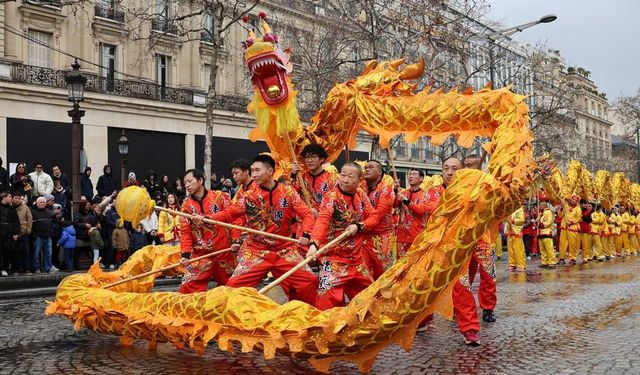 Paris'te düzenlenen Çin Yeni Yılı geçit töreni renkli görüntülere sahne oldu