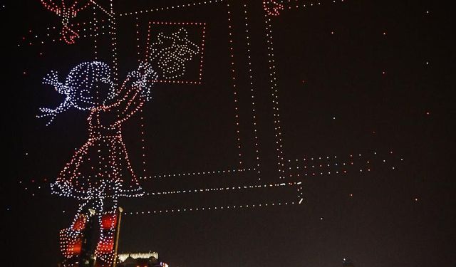Çin'in Chongqing Belediyesi'nde düzenlenen drone ışık gösterisi izleyenleri büyüledi