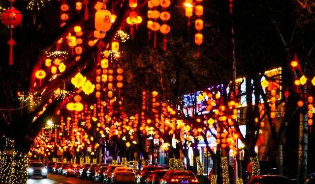Çin'in başkenti Beijing'de Bahar Bayramı için asılan fenerler kentte ışık saçıyor