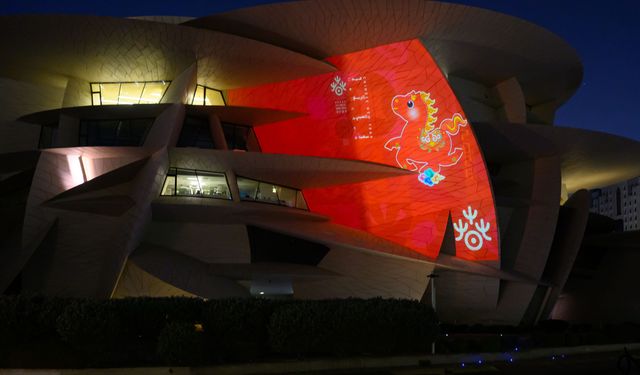 Doha'daki Katar Ulusal Müzesi Çin Yeni Yılı kutlamaları kapsamında kırmızıyla aydınlatıldı
