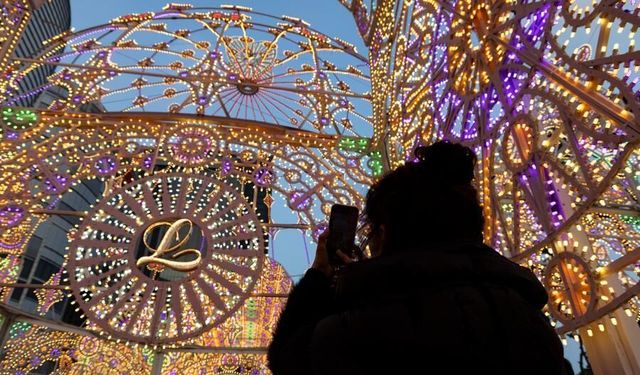 Güney Kore'de Çin Yeni Yılı kapsamında düzenlenen ışık festivali yoğun ilgi gördü