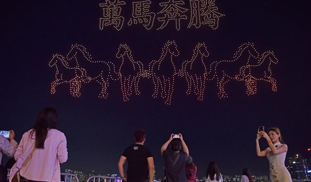 Hong Kong'da Çin Yeni Yılı dolayısıyla ışıklı drone gösterisi düzenlendi