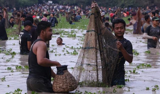 Kamboçya'nın Siem Reap eyaletinde geleneksel balık avlama töreni düzenlendi