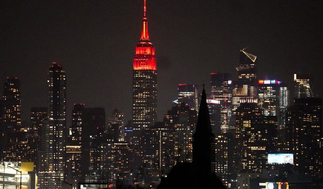 New York'taki Empire State Binası Çin Yeni Yılı için kırmızı renkle aydınlatıldı