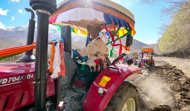 Çin'in Xizang Özerk Bölgesi'nde çiftçiler ilkbaharı geleneksel törenlerle karşıladı
