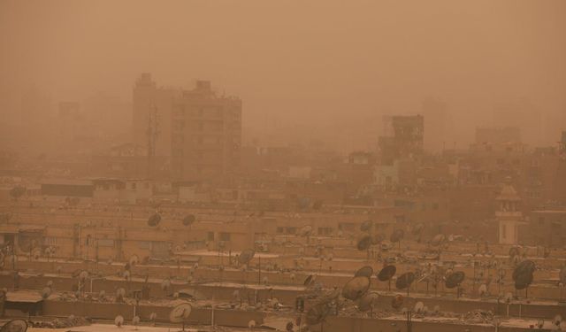 Mısır'ın başkenti Kahire'de kum fırtınası yaşamı olumsuz etkiledi