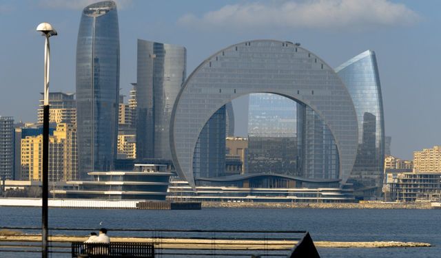 Azerbaycan İran'a üçüncü insani yardım konvoyunu gönderdi