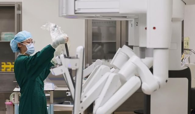 Çin'deki Tianjin Tıp Üniversitesi, Da Vinci cerrahi robotuyla 10.000'den fazla ameliyat yaptı