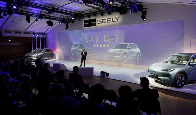 Çinli otomobil üreticisi Geely, Paris'te yeni SUV modellerini tanıttı