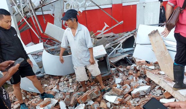 Endonezya'nın doğusunda 7,6 büyüklüğünde deprem: 1 ölü
