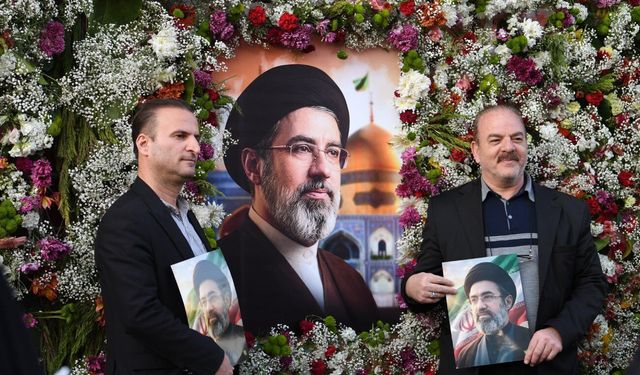 İran'da ulusal birlik mitingine on binlerce kişi katıldı