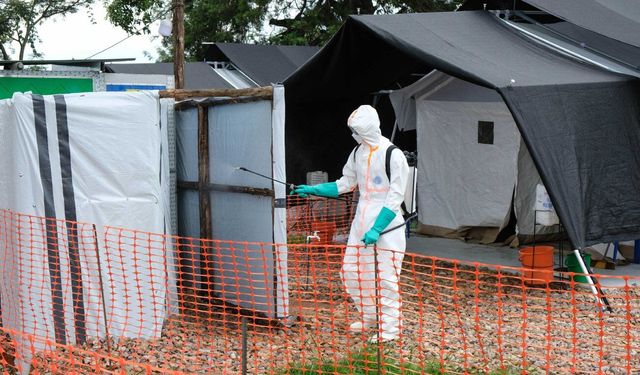 Ebola şüphesi taşıyan bir ABD vatandaşı, Çekya'da gözlem altına alınacak