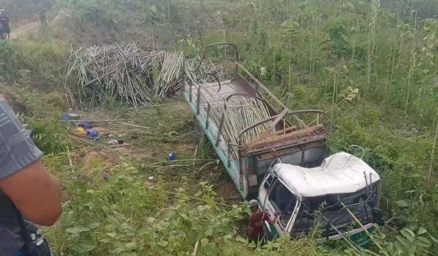 Myanmar'da kamyonet devrildi: 16 ölü, 21 yaralı