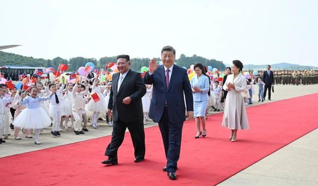 Çin Cumhurbaşkanı Xi Jinping, onuruna düzenlenen veda töreniyle Pyongyang'dan ayrıldı