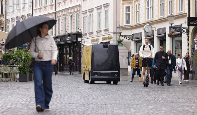 Çin menşeli akıllı teslimat robotu, Slovenya'da paket dağıtımına başladı