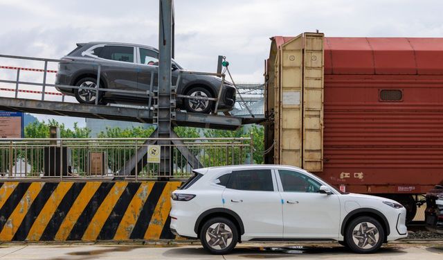 Çin üretimi 261 adet yeni enerjili araç yüklü tren Kazakistan'a doğru yola çıktı