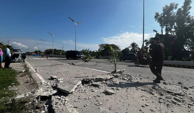 Filipinler'de 7,8 büyüklüğünde deprem: Kıyılarda 1,4 metrelik dalgalar oluştu