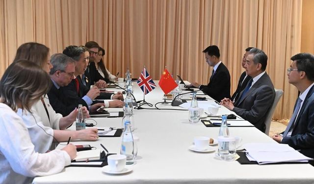 Çin Dışişleri Bakanı: İngiltere, ekonomik ve ticari sorunları güvenlikle ilişkilendirmekten kaçınmalı