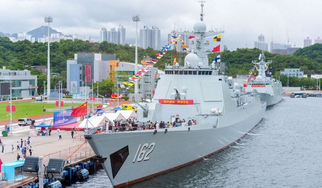 Çin donanma filosu, Hong Kong ve Makao sakinlerini ağırladı