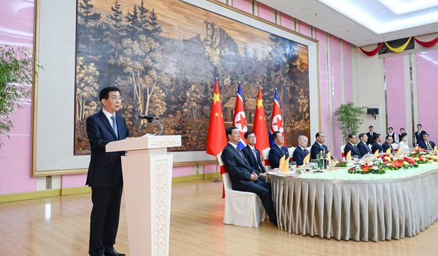 Çin-Kuzey Kore dostluk anlaşmasının 65. yıldönümü Kuzey Kore'nin başkenti Pyongyang'da kutlandı