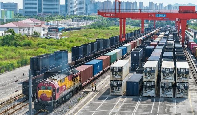 Çin'in Chongqing kentinde Yeni Uluslararası Kara-Deniz Ticaret Koridoru'nda yük treni seferleri 961'e ulaştı
