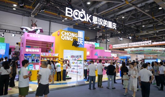 Çin'in Hangzhou kentinde düzenlenen kitap fuarında bir milyona yakın eser sergileniyor